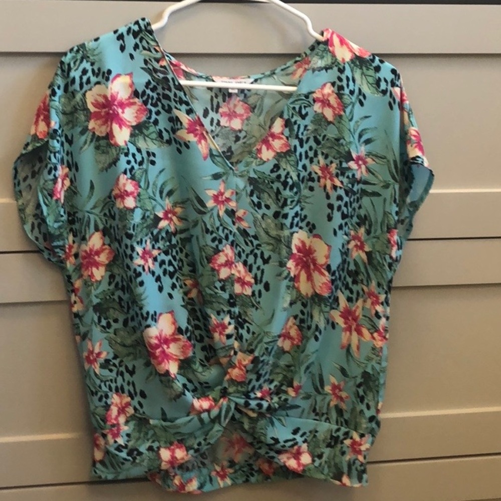 Twist tie bottom Hawaiian/animal print blouse!